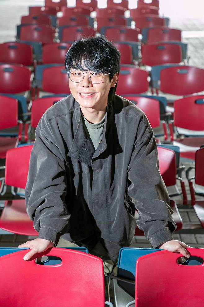 KBS ‘개그콘서트’의 코너 ‘아는 노래’ 주인공인 개그맨 송필근이 KBS 스튜디오 객석에서 포즈를 취했다. 그는 “어릴 때 아버지가 거실에 스마일 라인을 그어 그 선만 넘으면 무슨 일이 있어도 웃는 규칙이 있었다”면서 “덕분에 집안에 웃음이 끊인 적이 없었다”고 말했다./장련성 기자