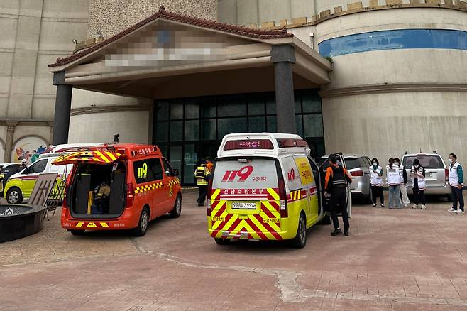 5일 오전 전남 완도군 완도읍 한 리조트에서 숙박객 14명이 두통과 어지럼증 등 가스중독 증상을 보여 119구급대가 환자 이송을 준비하고 있다. /연합뉴스