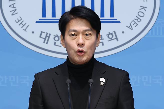 한민수 더불어민주당 대변인이 9일 오전 서울 여의도 국회 소통관에서 국민의힘 제1야당 대표 전담 특위 및 이진우·여인형 접견 관련 브리핑을 하고 있다. /뉴스1