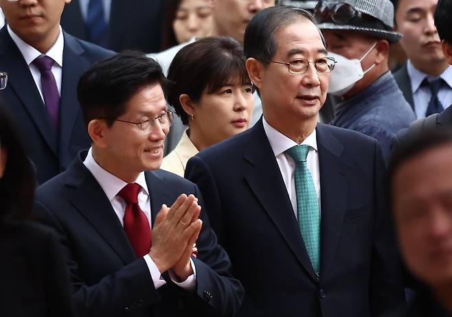 김문수 국민의힘 대통령 후보(왼쪽)와 한덕수 무소속 대통령 선거 예비후보가 5일 오전 서울 종로구 조계사에서 열린 불기 2569년 부처님오신날 봉축법요식에 참석하고 있다./뉴스1