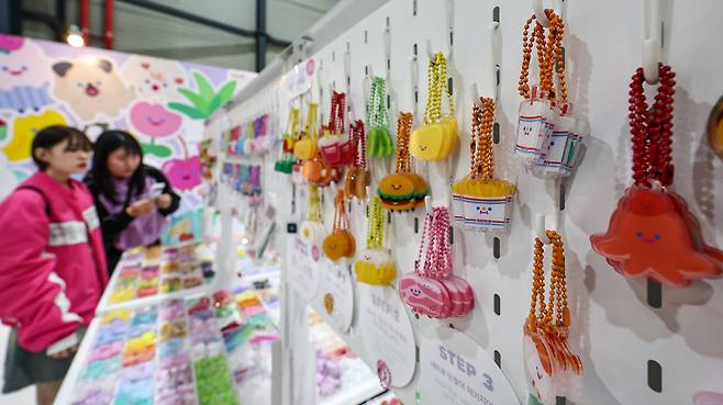 3월 24일 서울 강남구 세텍에서 열린 '굿즈이즈굿'을 찾은 관람객들이 다양한 굿즈들을 살펴보고 있다. /뉴스1