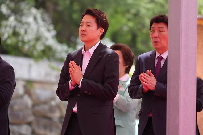 개혁신당 이준석 대선 후보가 5일 부처님오신날 봉축대법회 참석 등을 위해 대구 동화사를 방문하고 있다. /이준석 캠프 제공