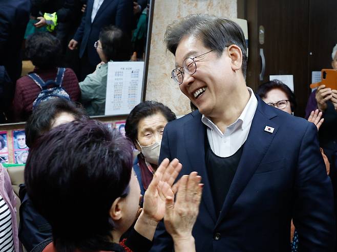 이재명 더불어민주당 대통령 후보가 2차 골목골목 경청투어에 나선 5일 오후 충북 음성군 무극시장의 미용실을 찾아 군민들과 대화하고 있다. /뉴스1