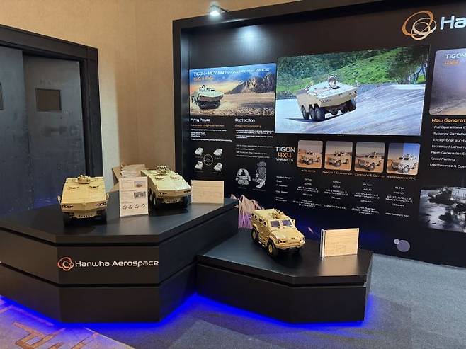 지난달 28일(현지시각) 칠레 산티아고에서 개최된 ‘코리아디펜스데이(KOREADEFENSEDAY) 2025’ 행사에 마련된 한화 방산3사 부스 전경.ⓒ한화에어로스페이스