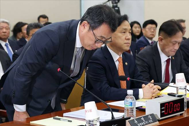유영상 SK텔레콤 대표이사 사장이 30일 오전 서울 여의도 국회에서 열린 국회 과학기술정보방송통신위원회 방송통신 분야 청문회에서 SK텔레콤 고객 유심(USIM) 정보 해킹 사태와 관련해 증인으로 출석해 인사를 하고 있다. ⓒ데일리안 홍금표 기자