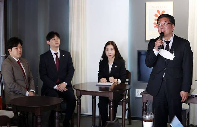 임응수 변호사(사진 맨오른쪽, 기립해서 발언하고 있는 인물) ⓒ뉴시스