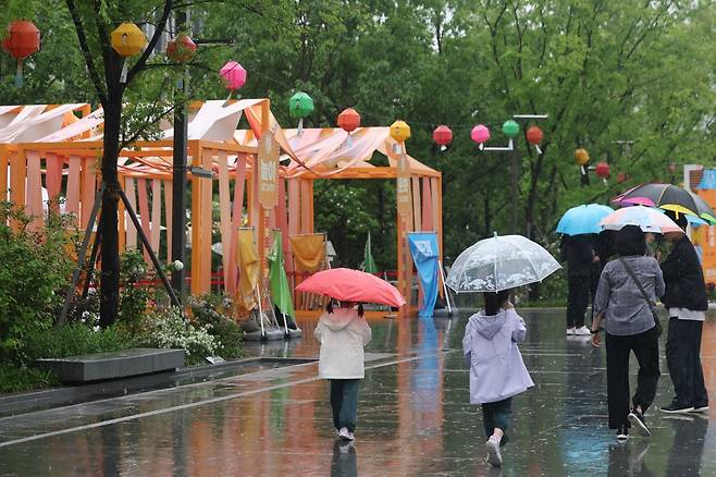 어린이 날을 맞은 5일 서울 종로구 광화문광장에 마련된 ‘서울페스타 2024’ 행사장 어린이 놀이시설이 비가 쏟아지는 날씨에 취소 및 축소 운영되고 있다. 2024.5.5 뉴스1