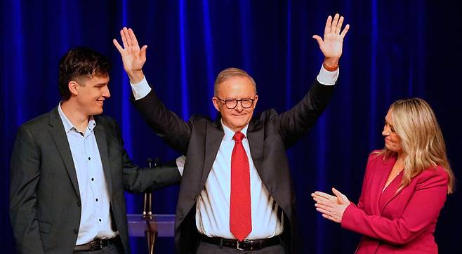 3일 호주 총선에서 승리한 앤서니 앨버니지 총리(가운데)가 최대 도시 시드니에서 지지층에게 양손을 들어 인사하고 있다. 그는 2004년 총선에서 승리한 존 하워드 전 총리에 이어 21년 만에 연임에 성공했다. 당초 고물가 등으로 중도 좌파 성향인 집권 노동당의 지지율이 약세였지만 전 세계적인 반(反)트럼프 정서로 수혜를 봤다는 평가가 나온다. 시드니=AP 뉴시스