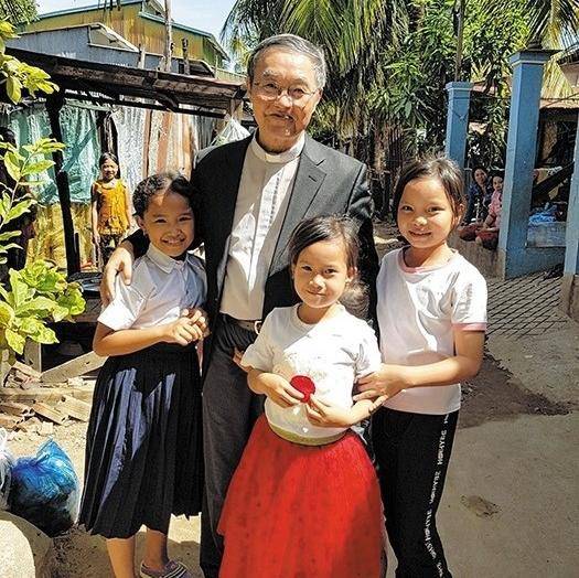 주캄보디아 교황 대사 시절의 장인남 대주교. 그는 “교황청은 전 세계 대부분의 국가 및 국제기구에 교황대사를 파견하고 있고, 세계평화와 인권 문제를 물밑에서 중재는 작은 거인”이라며 “더 많은 사제들이 교황청 외교관으로 활동할 수 있으면 좋겠다”라고 말했다. 장인남 대주교 제공