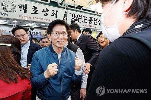 김문수 국민의힘 대선 후보가 4일 경기도 의정부제일시장을 방문해 상인을 격려하고 있다.  [공동취재]