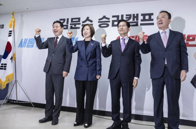 장동혁(왼쪽 첫번째) 국민의힘 의원이 지난달 28일 서울 여의도 김문수 후보 캠프 사무실에서 김 후보(왼쪽 세번째)와 함께 파이팅을 외치고 있다. 연합뉴스