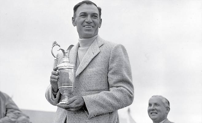 1953년 7월 10일 촬영된 이 사진에서 벤 호건이 스코틀랜드 카노스티에서열린 영국 오픈 골프 챔피언십에서 우승한 후 트로피를 들고 있다. /AP연합