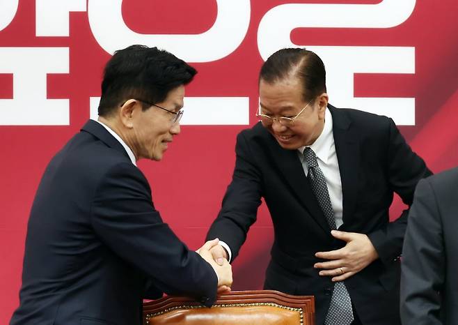 국민의힘 권영세 비대위원장과 김문수 대선 후보가 지난 4일 서울 여의도 국회에서 열린 선거대책위원회에서 인사를 나누고 있다. 뉴시스