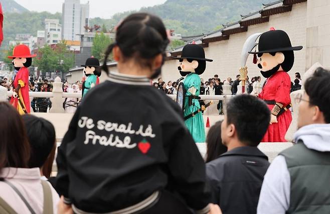 어린이날인 5일 서울 경복궁에서 인형탈을 쓴 수문장이 광화문 파수의식을 하고 있다. /사진=뉴스1화상