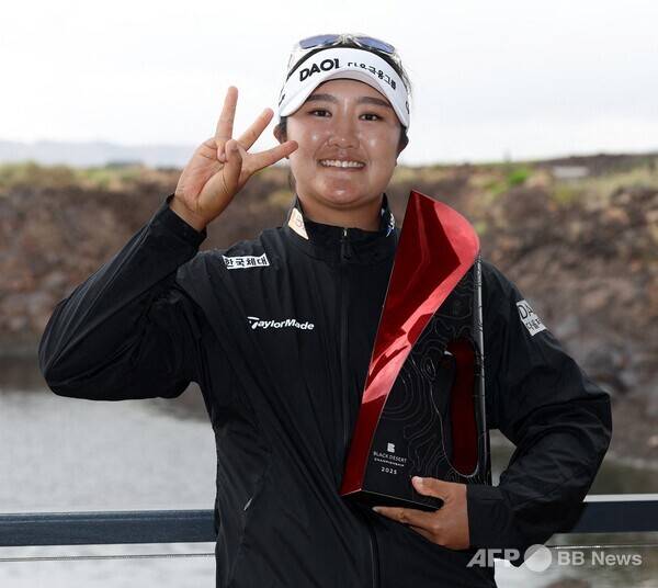 2025년 미국여자프로골프(LPGA) 투어 신설 대회인 블랙 데저트 챔피언십에서 와이어 투 와이어 우승을 차지한 유해란 프로가 우승 트로피를 들고 기념하고 있다. 사진제공=ⓒAFPBBNews = News1&nbsp;&nbsp;(사진을 무단으로 사용하지 마십시오.)