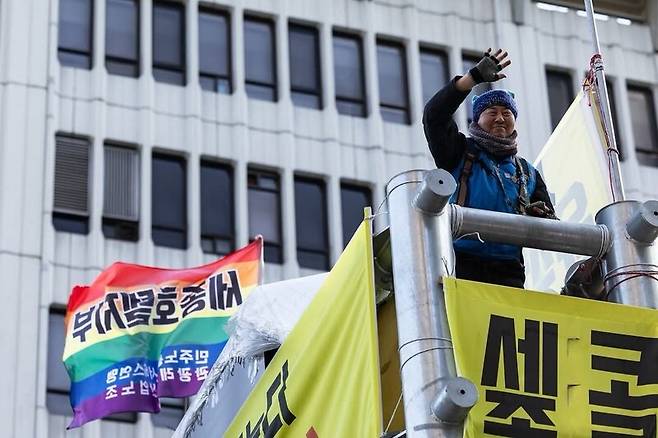 필자가 지난 3월1일 서울 명동 세종호텔 앞 고공농성장을 찾아준 동지들에게 손을 흔들며 인사하고 있다. 세종호텔지부 제공