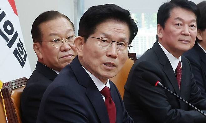 김문수 국민의힘 대통령 후보(왼쪽 셋째)가 4일 오전 서울 여의도 국회에서 열린 당 선거대책위원회 회의에서 발언하고 있다. 이날 회의에는 김 후보와 함께 대선 후보 경선을 치렀던 나경원·안철수 의원과 양향자 전 의원이 공동선거대책위원장 자격으로 참석했다. 신소영 기자 viator@hani.co.kr