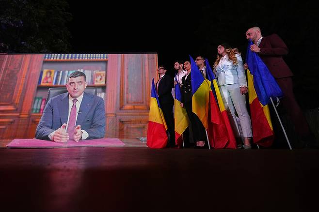 4일 루마니아 대선 1차 투표에서 약 41%를 득표해 1위를 차지한 게오르게 시미온 루마니아단결동맹(AUR) 대표가 투표 마감 뒤 부차레스트에서 영상을 통해 지지자들에게 연설을 하고 있다. AP 연합뉴스