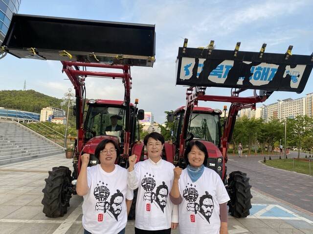 오미화 전남도의원(왼쪽부터), 전종덕 국회 농림축산식품해양수산위원회 국회의원, 오은미 전북도의원 등 진보당 소속 여성의원 3명은 6일부터 시작되는 트랙터 원정 투쟁에서 4박5일 전 구간을 동행하며 직접 트랙터를 운전할 예정이다. 전종덕 의원실 제공