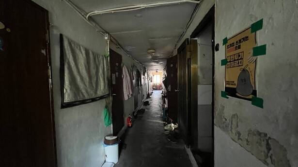 서울 용산구 동자동 쪽방촌의 복도. 좁은 복도에 빨래, 신발 등 주민들의 짐이 나와 있다. 최현수 기자