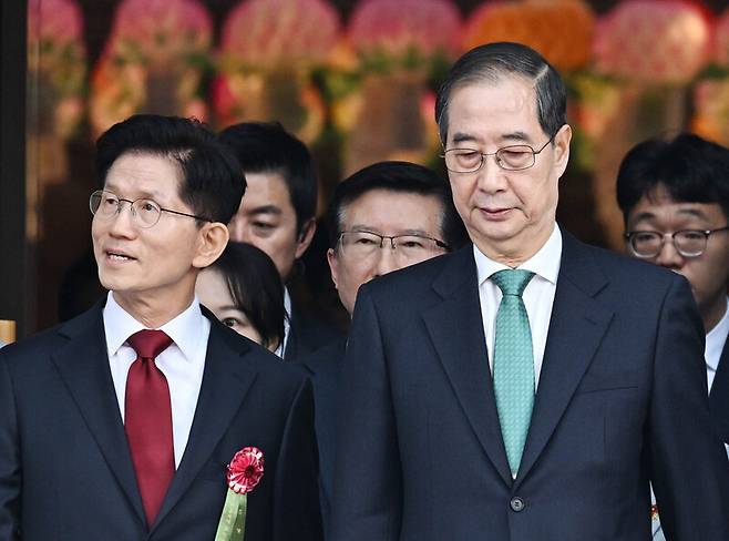 김문수 국민의힘 대통령 후보(왼쪽)와 한덕수 무소속 대통령 후보가 5일 서울 종로구 조계사에서 봉축법요식에 입장하고 있다. 대통령실사진기자단