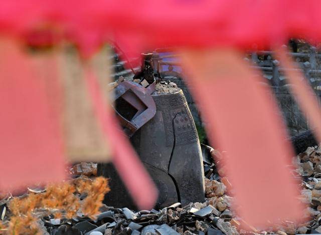 지난 3월 경북 의성 지역 산불로 큰 피해를 본 고운사 경내에 불에 탄 범종이 폐허 위에 위태롭게 버티고 서 있다.