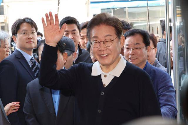 이재명 더불어민주당 대선 후보가 '골목골목 경청투어 : 단양8경편'에 나선 4일 경북 예천군 도청신도시에서 김밥집에 들어서며 인사하고 있다. 예천=연합뉴스