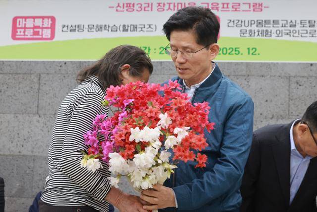 김문수 국민의힘 대선 후보가 4일 한센인 마을인 경기도 포천시 장자마을을 방문해 주민으로부터 꽃다발을 받고 있다. 연합뉴스