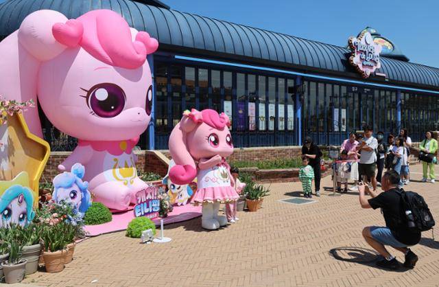 4월 28일 부산 기장군 롯데월드 어드벤처 부산을 찾은 한 가족이 인기 캐릭터 '캐치! 티니핑'과 기념사진을 찍고 있다. 연합뉴스