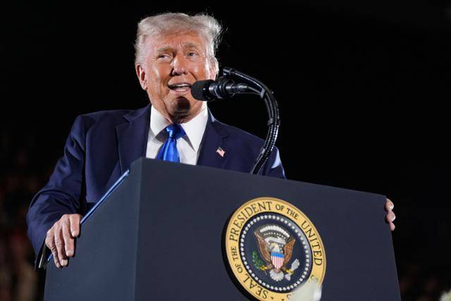 도널드 트럼프 미국 대통령이 1일 앨라배마주 터스칼루사에 있는 앨라배마대에서 졸업식 연설을 하고 있다. 터스칼루사=AP 연합뉴스