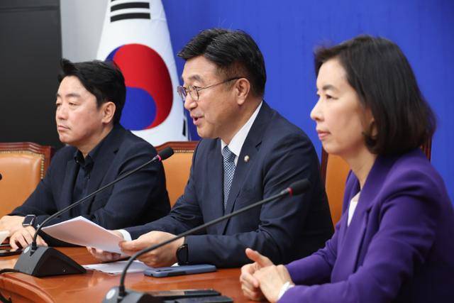 5일 서울 여의도 국회에서 더불어민주당 윤호중 총괄선대본부장이 기자간담회를 하고 있다. 연합뉴스