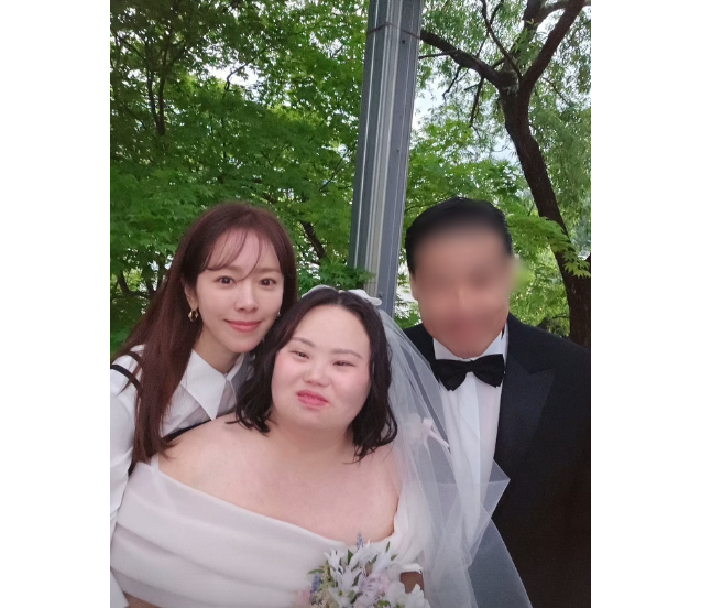 다운증후군을 가진 배우 겸 캐리커쳐 작가 정은혜의 결혼식이 진행된 가운데, 배우 한지민이 축하의 마음을 전했다. 한지민 SNS
