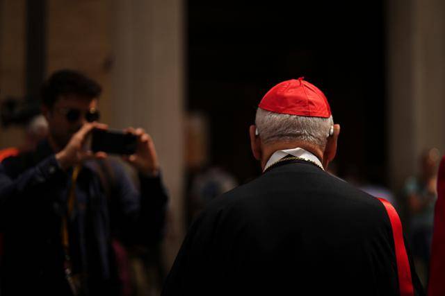 한 추기경이 5일 바티칸에서 이동하고 있다. 바티칸=AP 연합뉴스