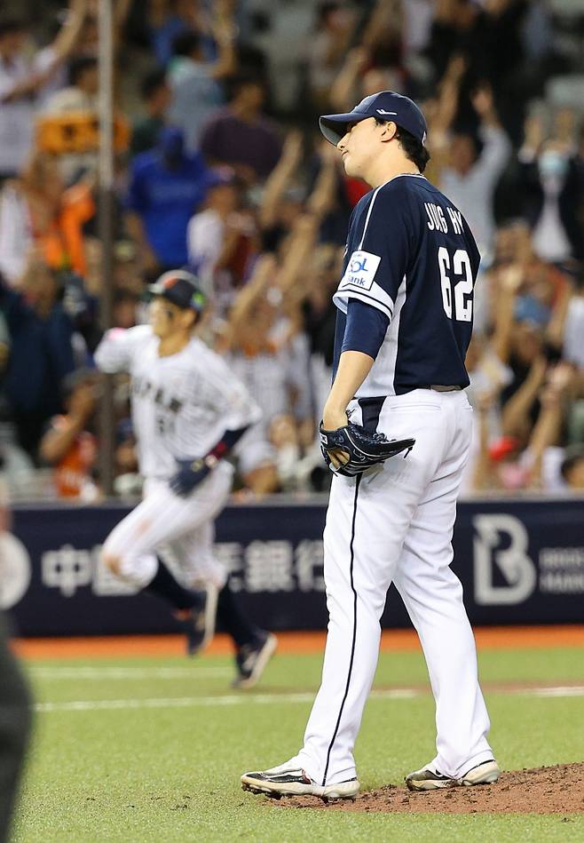<yonhap photo-5203="">15일 오후 대만 타이베이돔에서 열린 세계야구소프트볼연맹(WBSC) 프리미어12 2024 B조 조별리그 대한민국과 일본의 경기. 7회말 1사 1루에서 모리시타 쇼타에게 투런 홈런을 허용한 정해영이 아쉬워하고 있다. 2024.11.15 [연합뉴스]</yonhap>