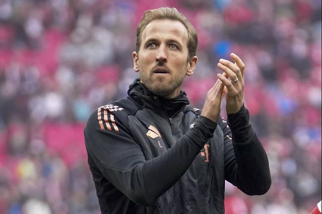 <yonhap photo-1791=""> Bayern's Harry Kane applauds supporters at the end of the German Bundesliga soccer match between RB Leipzig and FC Bayern Munich at the Red Bull Arena in Leipzig, Germany, Saturday, May 3, 2025. (AP Photo/Ebrahim Noroozi) The deutsche fussball liga dfl does not allow the images to be used as sequences to emulate video./2025-05-04 05:42:55/ <저작권자 ⓒ 1980-2025 ㈜연합뉴스. 무단 전재 재배포 금지, AI 학습 및 활용 금지></yonhap>