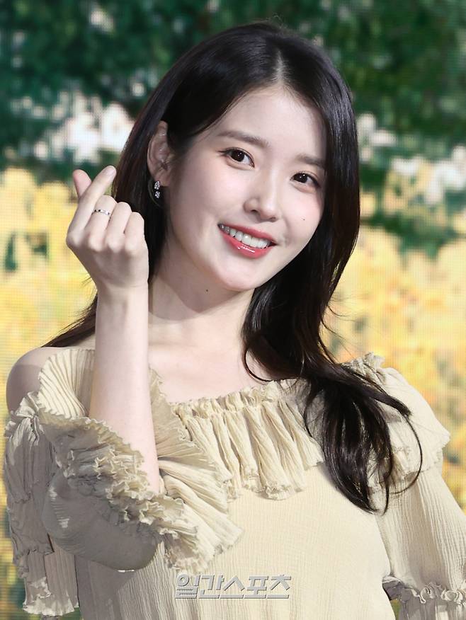 가수 겸 배우 아이유가 5일 오전 서울 영등포구 콘래드 호텔에서 열린 넷플릭스 ‘폭싹 속았수다’ 제작발표회에 참석해 포토타임을 갖고 있다. ‘폭싹 속았수다’는 제주에서 태어난 요망진 반항아 애순이와 팔불출 무쇠 관식이의 모험 가득한 일생을 사계절로 풀어낸 넷플릭스 시리즈. 오는 7일 공개. 서병수 기자 qudtn@edaily.co.kr /2025.03.05/