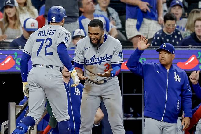 <yonhap photo-3262=""> epa12074289 Los Angeles Dodgers pinch hitter Miguel Rojas (L) is greeted by Dodgers outfielder Teoscar Hernandez (C) and manager Dave Roberts (R) after hitting a solo home run against the Atlanta Braves during the seventh inning of an MLB baseball game between the Los Angeles Dodgers and the Atlanta Braves in Atlanta, Georgia, USA, 04 May 2025. EPA/ERIK S. LESSER/2025-05-05 11:24:38/ <저작권자 ⓒ 1980-2025 ㈜연합뉴스. 무단 전재 재배포 금지, AI 학습 및 활용 금지></yonhap>