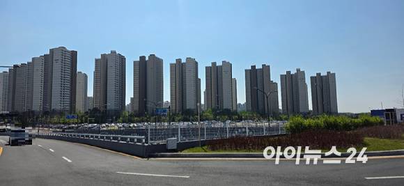 운정중앙역에서 바라본 아파트 단지 전경. [사진=이수현 기자]