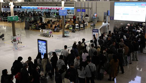 지난 3월 인천국제공항 제1여객터미널 출국장에서 승객들이 탑승 수속을 위해 줄을 서고 있는 모습. [사진=연합뉴스]