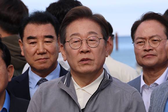 이재명 더불어민주당 대선후보가 '3자 대결' 구도에서 46％대로 1위를 차지했다. 이재명 후보가 지난 3일 강원도 삼척해수욕장을 찾아 도민들을 만난 뒤 국민의힘 김문수 대선 후보 선출과 관련한 취재진 질문에 답하고 있는 모습. [사진=연합뉴스]