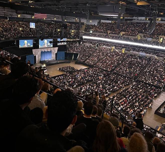 축제 공연장을 연상시키는 버크셔 해서웨이의 2025년 주총 장면 [사진=신영증권 박소연 SNS 채널]