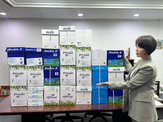 한정애 더불어민주당 의원이 6만 쪽 분량의 재판 기록을 시각화한 A4용지 박스 24개를 공개하고 있다. 대법관들이 검토해야 했던 기록의 실제 분량을 시각화해 보여주며, “정말 다 읽었느냐”는 의문을 제기하고 있다. (한정애 의원 본인 페이스북 캡처)