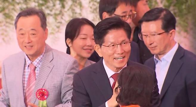 법요식장 입구에서 인사 나누는 김문수 후보. 단일화 논의는 시작 전부터 조심스러운 기류가 감지되고 있다. (SBS 캡처)