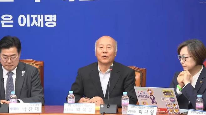 민주당을 포함한 야5당, 시민단체 등이 함께한 광장대선연합정치시민연대가 5일 비상시국선인이 끝난 이후 기자회견을 진행하고 있다. (‘델리민주’ 캡처)