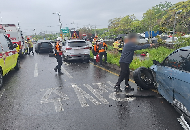 오늘(5일) 오후 서귀포시 안덕면의 한 관광지 진입로에서 차량 다중 교통사고가 나 8명이 다쳤다. (사진, 제주소방안전본부)