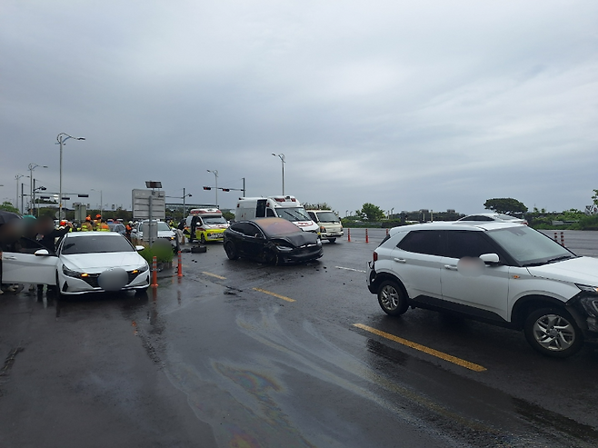 오늘(5일) 오후 서귀포시 안덕면의 한 관광지 진입로에서 차량 다중 교통사고가 나 8명이 다쳤다. (사진, 제주소방안전본부)