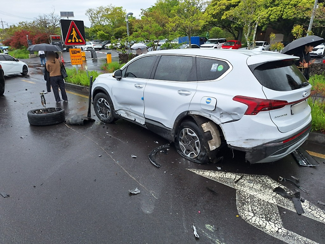 오늘(5일) 오후 서귀포시 안덕면의 한 관광지 진입로에서 차량 다중 교통사고가 나 8명이 다쳤다. (사진, 제주소방안전본부)