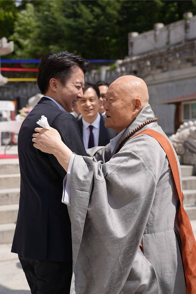 불기 2569년 부처님 오신 날을 맞아, 5일 이준석 개혁신당 대선 후보가 대구 동화사를 찾아 의현 방장스님을 예방했다. (본인 페이스북 캡처)
