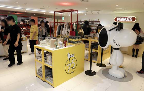 유통가의 황금연휴 행사가 풍성하다. 신세계 강남점의 ‘피너츠’. [사진 신세계]