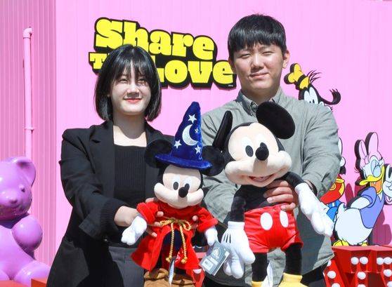 유통가의 황금연휴 행사가 풍성하다. 현대프리미엄아울렛 김포점의 ‘쉐어 더 러브’. [사진 현대백화점]